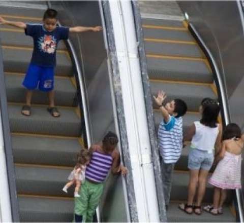 Bakı metrosunda qorxulu ANLAR:  Ana və övladları...