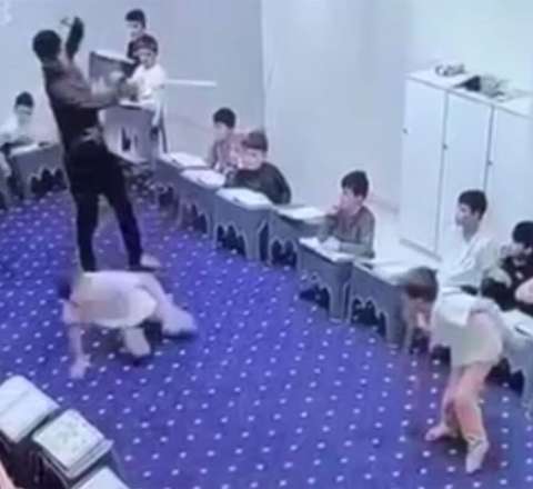 "Quran" dərsində molla şagirdləri çubuqla döydü - Dəhşətli görüntülər 