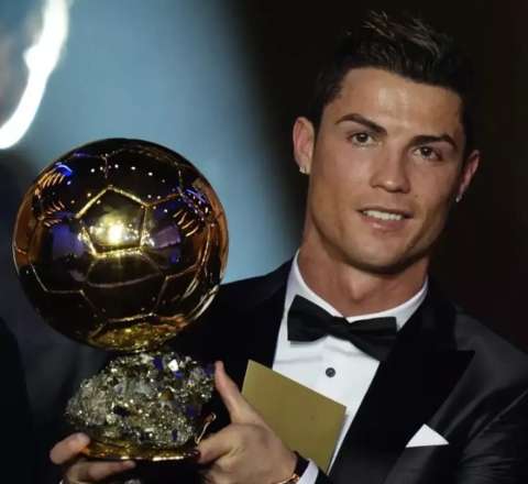 Ronaldo 2013-cü ildə qazandığı “Qızıl top”u satdı: Görün kim aldı - FOTO 