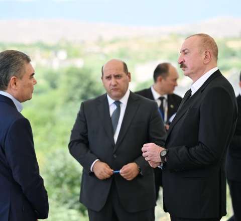 Prezident Qurbanqulu Berdiməhəmmədova Füzulini göstərdi 