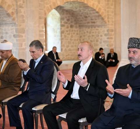 Yuxarı Gövhər Ağa məscidində dua etdilər - FOTOLAR 