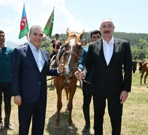 Əliyev Berdiməhəmmədova Qarabağ atı hədiyyə etdi -  FOTO