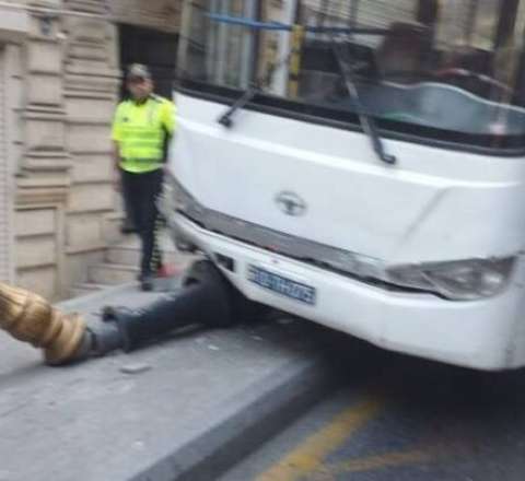 Avtobus işıq dirəyinə çırpıldı -  Yaralılar var