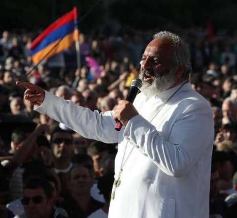 Erməni arxiyepiskop Arayik Arutyunyanı məhkəməyə verdi 
