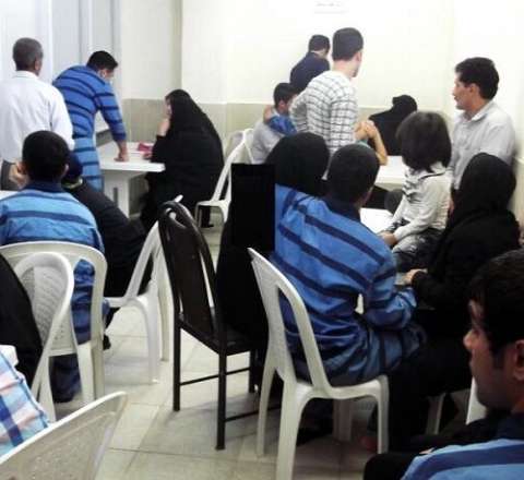 İran həbsxanasında BİABIRÇILIQ: Ziyarətə gələn qadınları zorla soyundurub... 