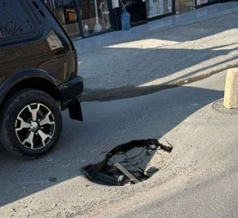 Diqqət! Bu ərazidə yol çökdü 