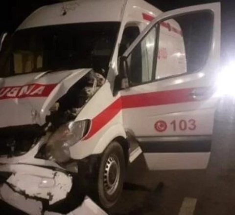 Təcili yardım qəzaya uğradı: Ölən və yaralananlar var 