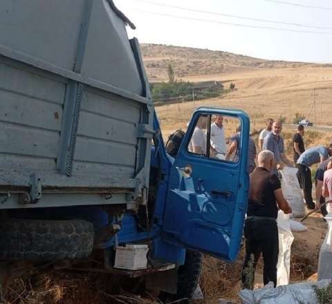Yük maşını aşdı - Ölən var 