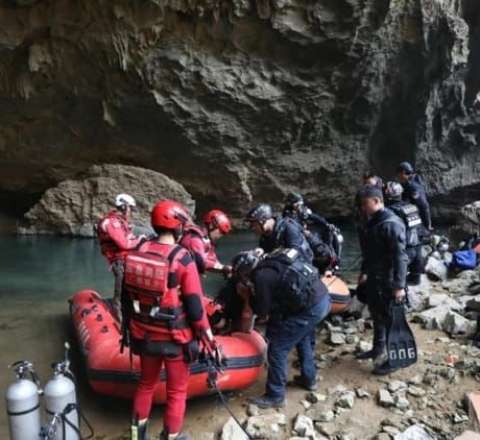 Dalış zamanı azıb, 5 gün sualtı mağarada qalan dalğıc son anda xilas edildi - FOTO 