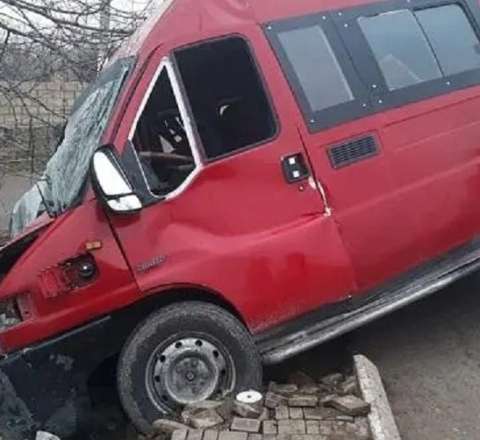 Daha bir mikroavtobus qəzası - Bağça müəllimləri YARALANDI