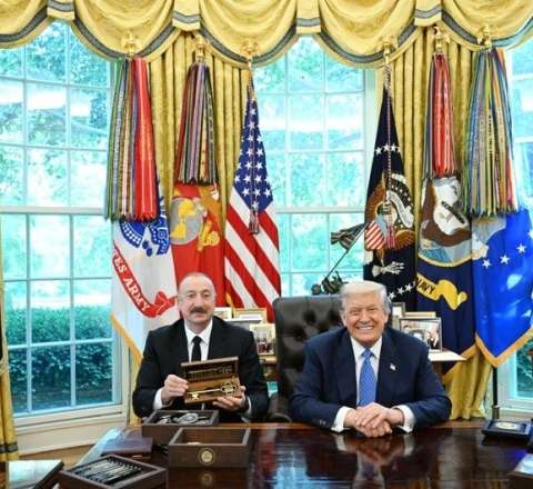 Donald Tramp Ağ Evin rəmzi açarını İlham Əliyevə təqdim etdi 
