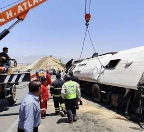Bu ölkədə sərnişin avtobusu körpüdən çaya düşdü: 18 ölü 