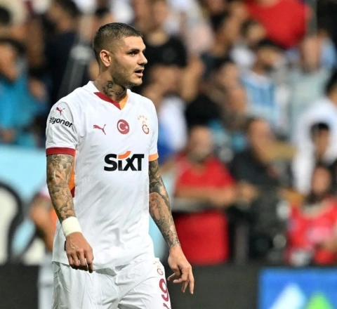 "Qalatasaray"ın ulduzu azarkeşə kəllə atdı - VİDEO 