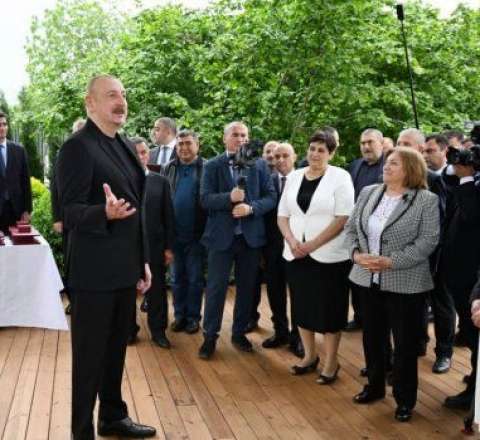 İlham Əliyev kəlbəcərlilərə mənzillərin açarlarını təqdim etdi 