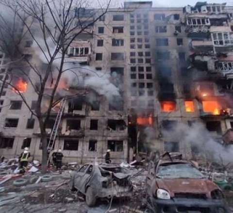 Rusiya yaşayış binasını bombaladı: dəhşətli görüntülər - FOTO 