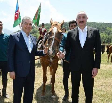 Azərbaycan Prezidentinə "Axaltəkə" atı hədiyyə edildi 