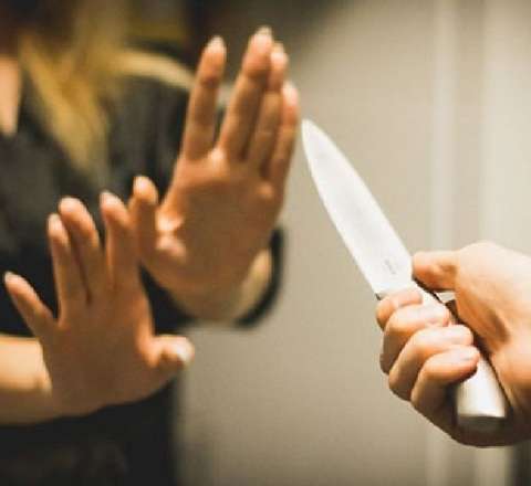 Astara sakini anasını öldürüb qaçdı 
