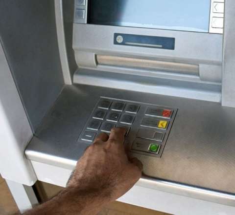 Gözünün qarşısında 2000 manat pulunu oğurladırlar - DETALLAR 