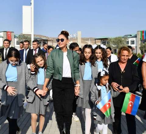 Keçmiş məcburi köçkünlər Mehriban Əliyevanı təbrik edirlər 
