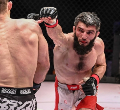 Dünya çempionu küçədə silaha ət atdı 