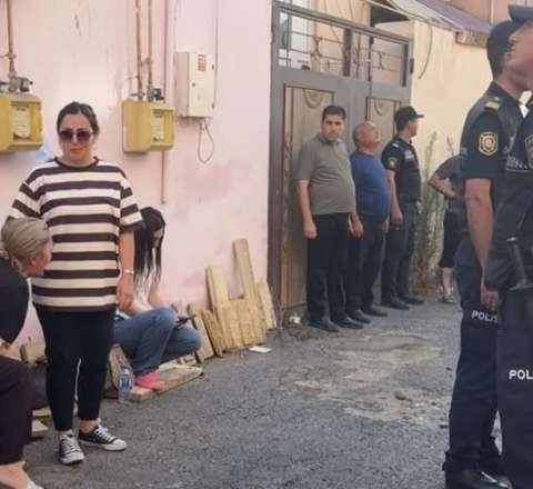 Ana-balanın  yanıb öldüyü yerdən DƏHŞƏTLİ GÖRÜNTÜLƏR:  "Əlləri qap-qara idi..."