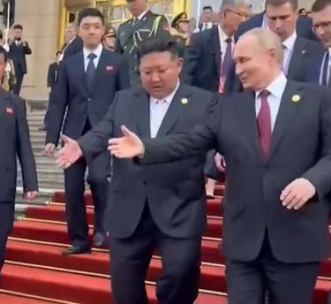 Putin bu ölkənin rəhbərini maşınına dəvət etdi -  VİDEO