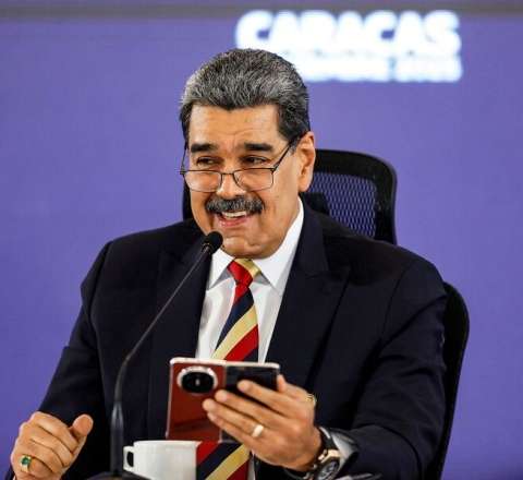 Madurodan Si Cinpinə təşəkkür: “Dünyanın ən yaxşı telefonu məndədir” 