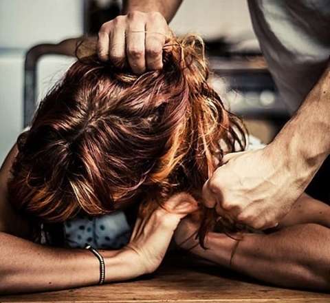 Bakıda kişi TikTok-a görə arvadının burnunu qırdı 
