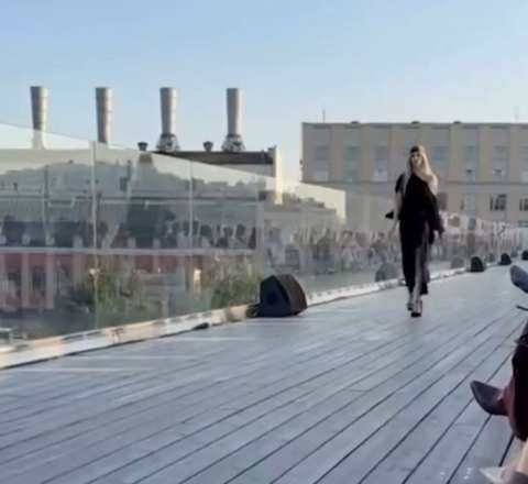 Podiuma çıxan model biabır oldu - VİDEO 