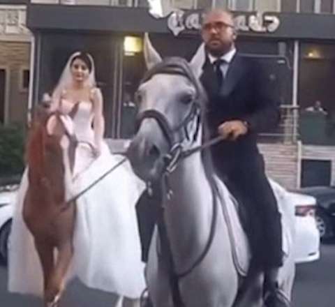 Bakıda bəylə gəlin toya at belində getdi - VİDEO