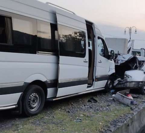 Bakıda mikravtobus qəzaya düşüb: 10-dan çox yaralı var 