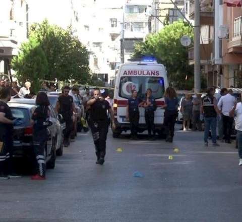 İzmirdə dəhşət - Yeniyetmə polis idarəsinə silahlı hücum etdi - 2 polis ölüb 