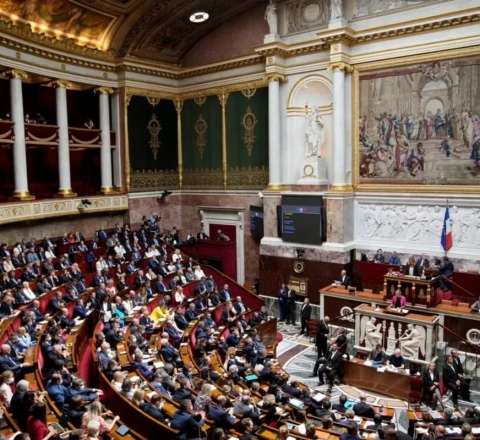 Fransa parlamenti ölkə hökumətinə etimadın əleyhinə səs verdi 