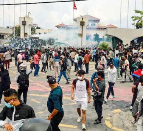 Nepalda etirazçılar prezidentin iqamətgahını yandırdı – VİDEO 
