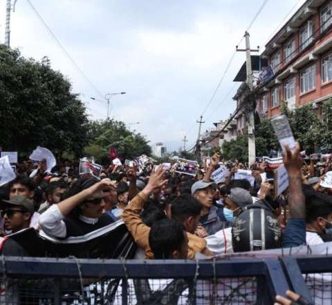 Nepalda  çevriliş – Etirazçılar hakimiyyəti ələ aldılar – VİDEO 