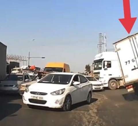 Bakıda yük maşını avtomobilləri əzdi: sürücü saxlanıldı - Video 