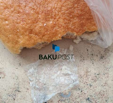 Bakıda çörəyin içindən sellofan çıxdı - FOTO 
