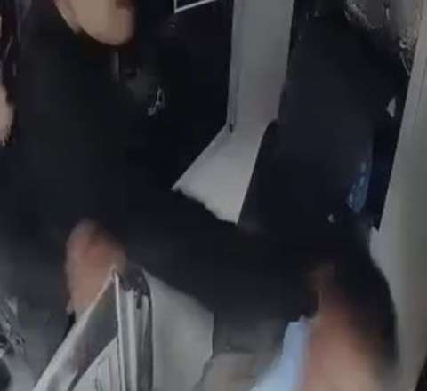 Bakıda sərnişin avtobus sürücüsünü döydü - VİDEO 