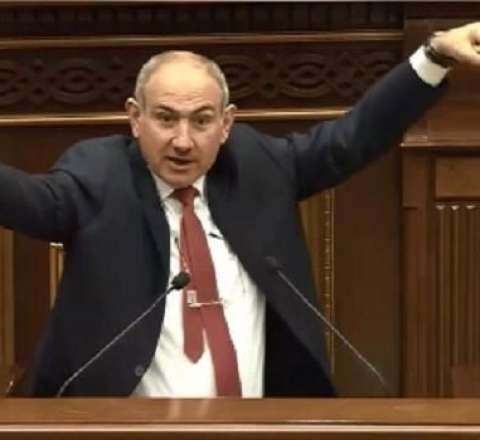 Ermənistan gerbdən Ağrı dağının təsvirini çıxarır 