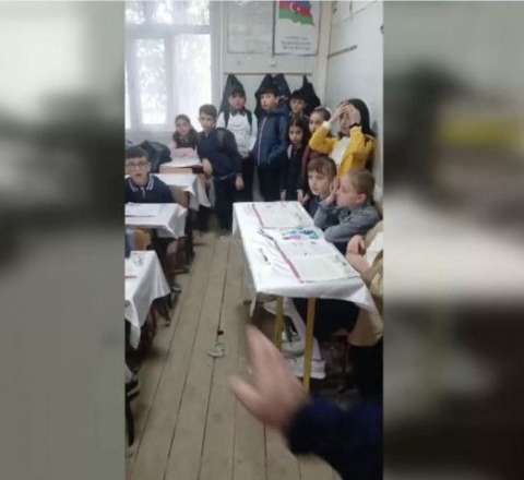 Bu məktəbdə şagirdlər dərsdə oturmağa parta tapmır - VİDEO