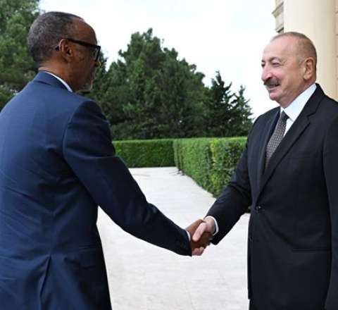 İlham Əliyev həmkarını qarşıladı - FOTO