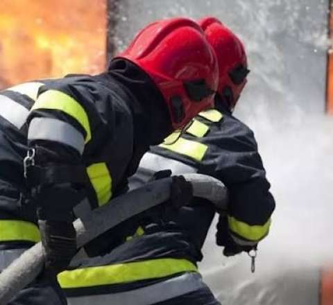 Bakının mərkəzində çoxmərtəbəli bina yanır 