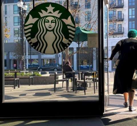 "Starbucks" yüzlərlə mağazasını bağlayır: 900 iş yeri... 