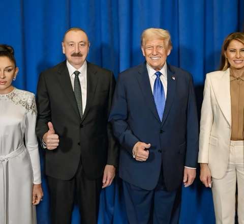 Prezident və xanımlarının xatirə şəkli 