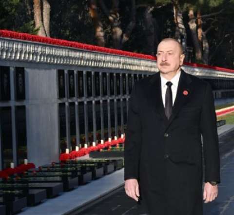 İlham Əliyev Vətən müharibəsi şəhidlərinin xatirəsini bir dəqiqəlik sükutla yad etdi 