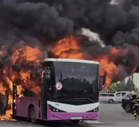 Avtobus tamamilə yandı  - VİDEO