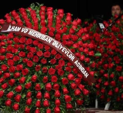 Prezidentlə xanımı vida mərasiminə əklil göndərdi 