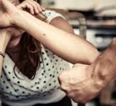 Kişi boşanmaq istəyən arvadını armaturla döydü 