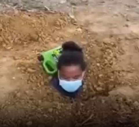 İldırım vuran qadını diri-diri basdırdılar - Dünya bundan DANIŞIR... 