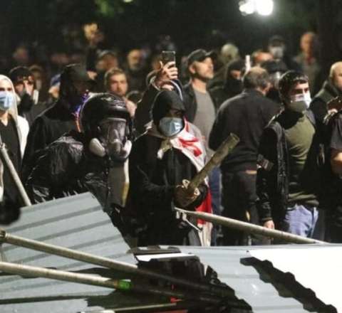 Tiflisdə GƏRGİNLİK: 14 polis yaralandı, Baş nazir Aİ səfirini günahlandırdı 